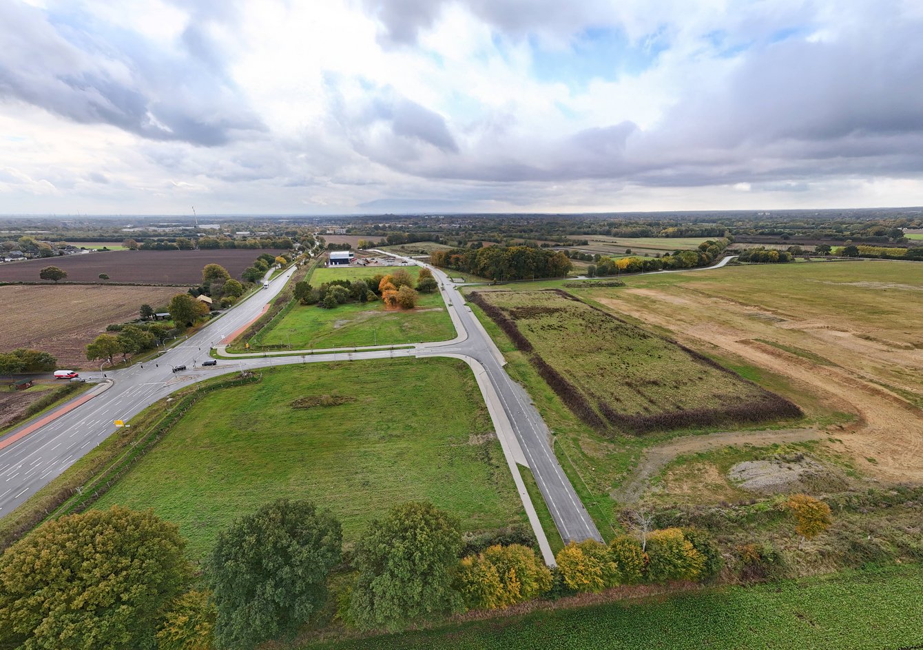 Strassen und Felder des Gewerbegebietes, Bautätigkeit im Hintergrund