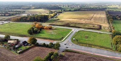 Eine Luftbildaufnahme zeigt Felder und Straßen des Gewerbegebietes